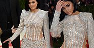 Kylie Jenner’ın metalik elbisesiyle imtihanı