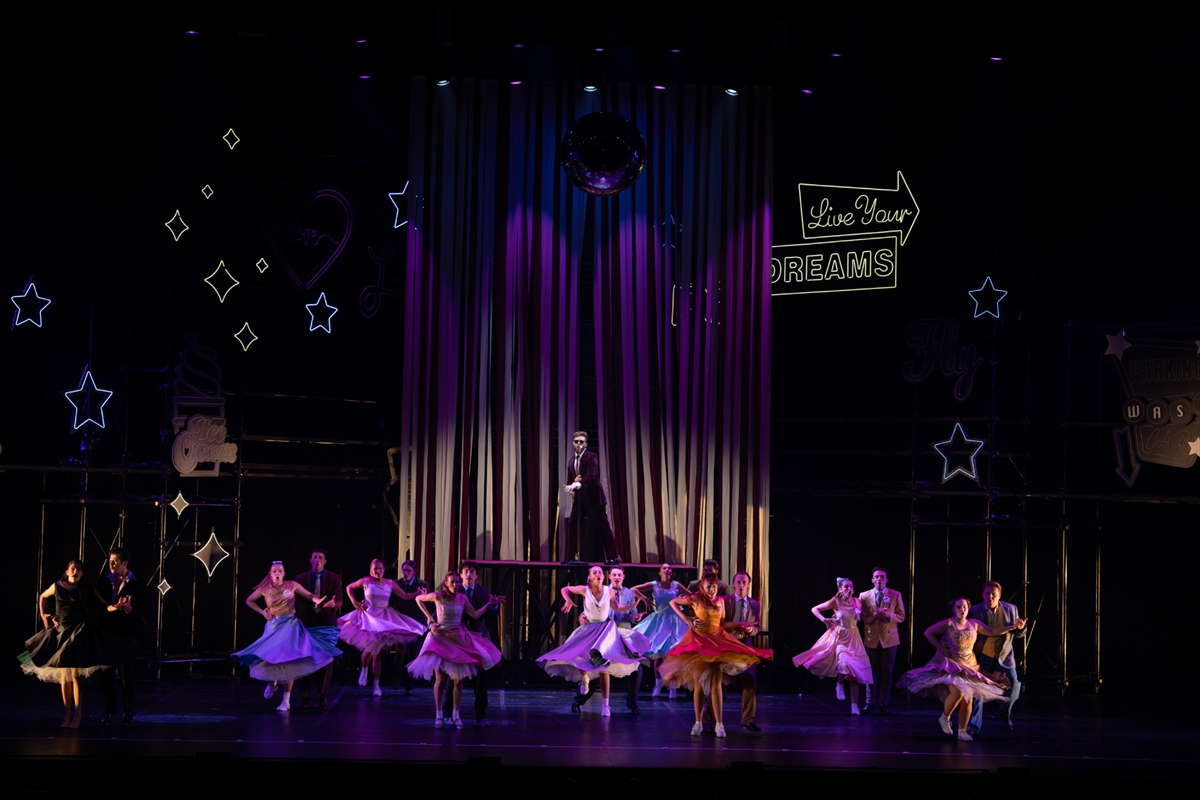 AA-20260415-41109404-41109393-DUNYACA_UNLU_GREASE_MUZIKALI_ZORLU_PSMDE_SAHNELENMEYE_BASLANDI