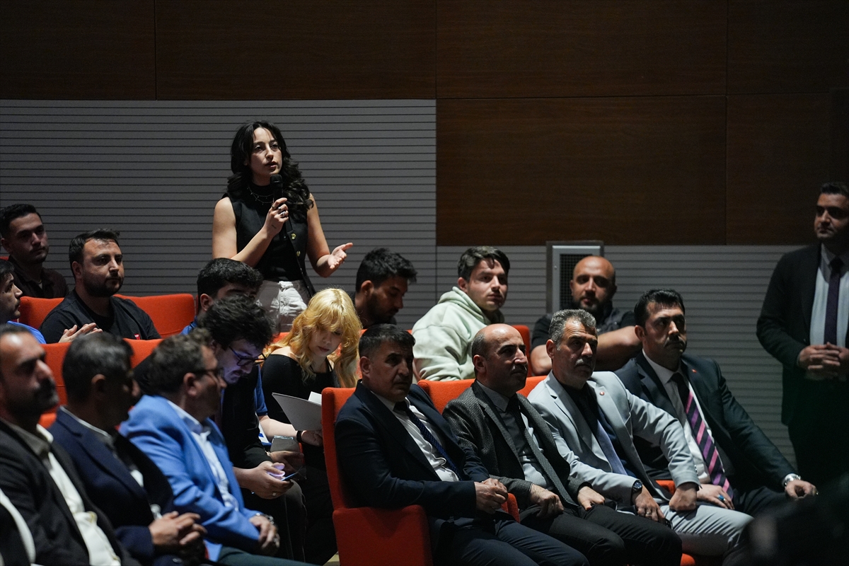 AA-20260506-41305846-41305844-DEVLET_TIYATROLARI_GENEL_MUDURU_KARADAGLI_IZMIRDE_UNIVERSITE_OGRENCILERIYLE_BULUSTU