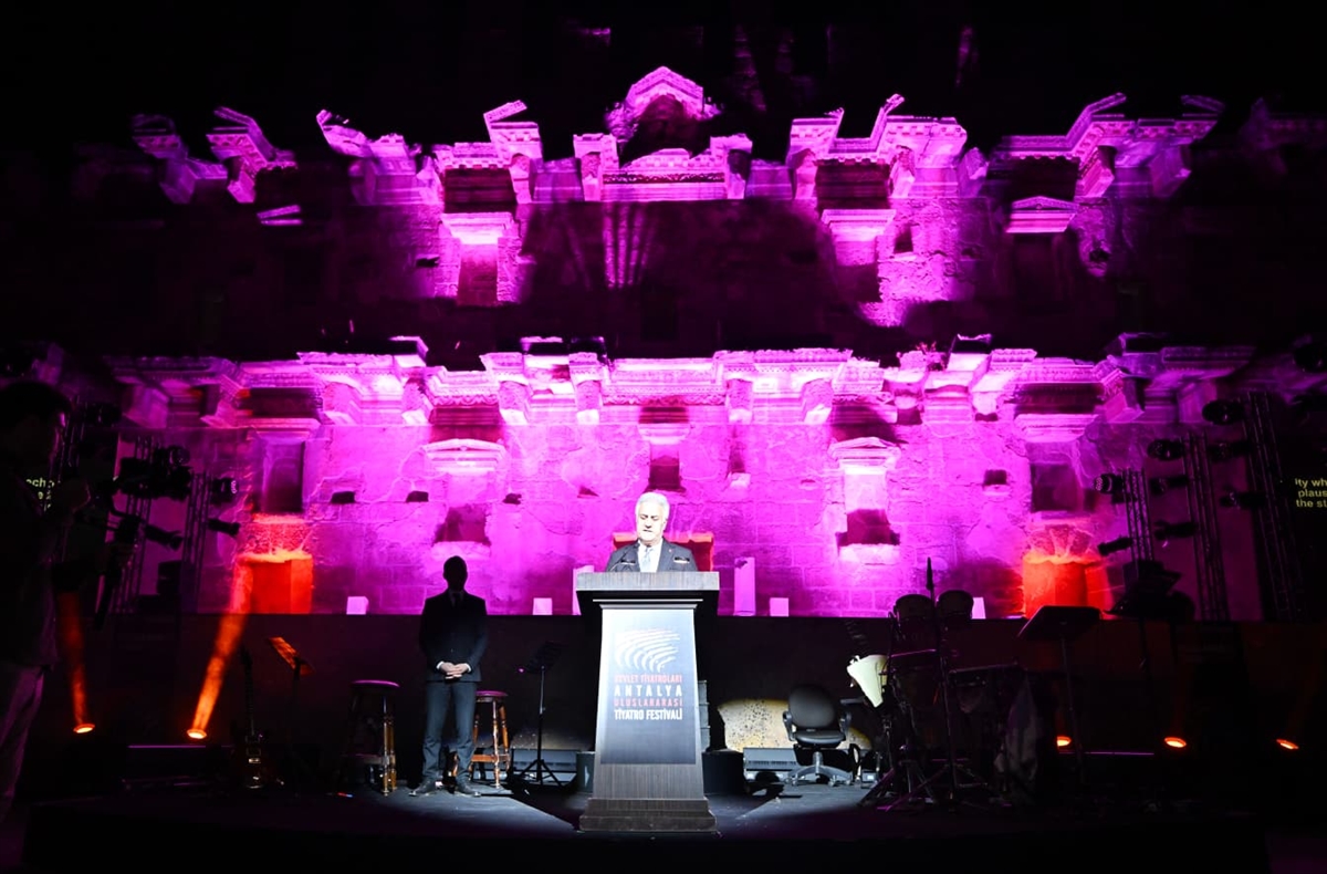 AA-20260509-41337748-41337733-DEVLET_TIYATROLARI_ANTALYA_16_ULUSLARARASI_TIYATRO_FESTIVALININ_ACILIS_OYUNU_TAJ_EXPRESS_SAHNELENDI