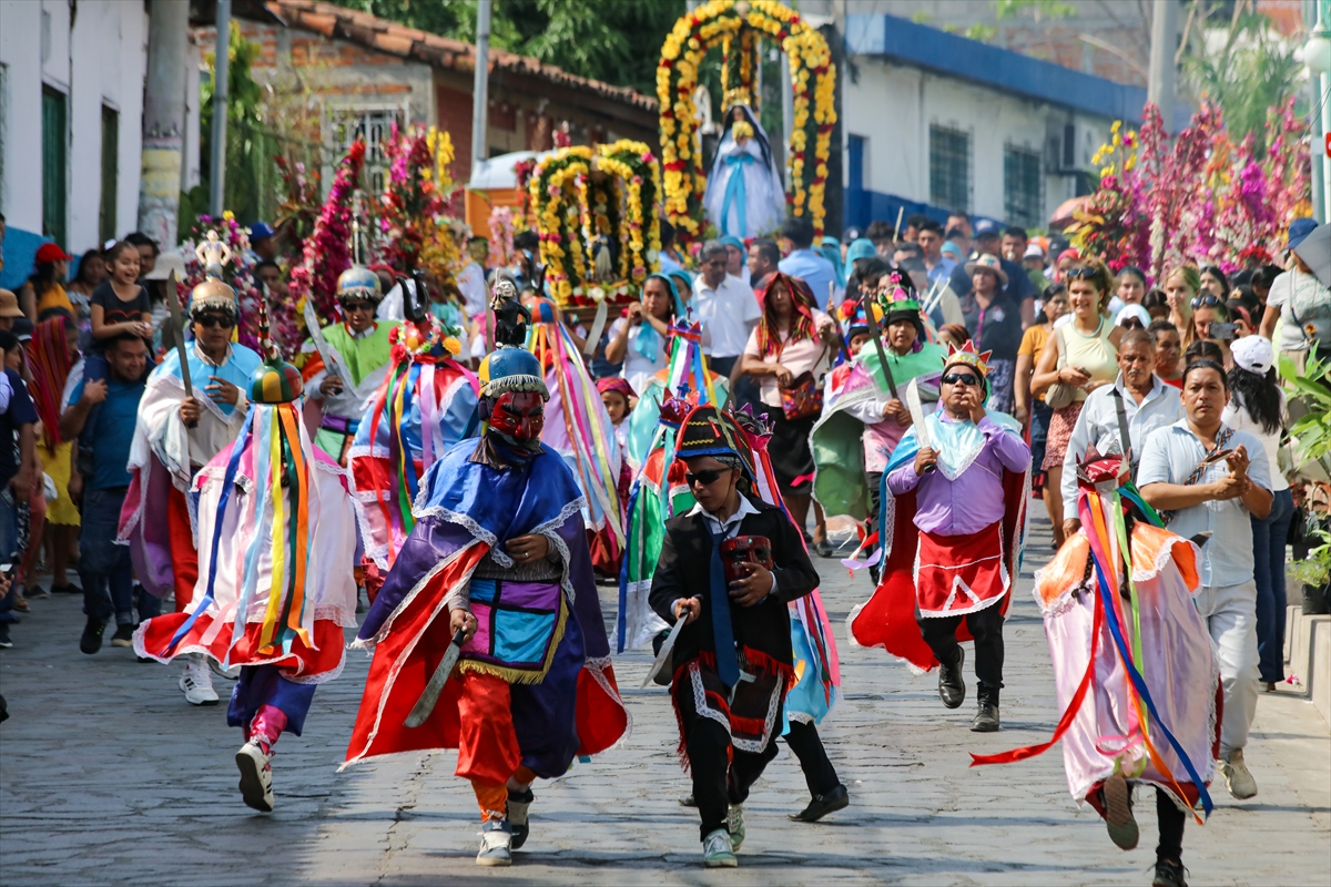 AA-20260511-41344874-41344850-EL_SALVADORDA_CICEK_VE_PALMIYELER_FESTIVALI_KUTLANDI
