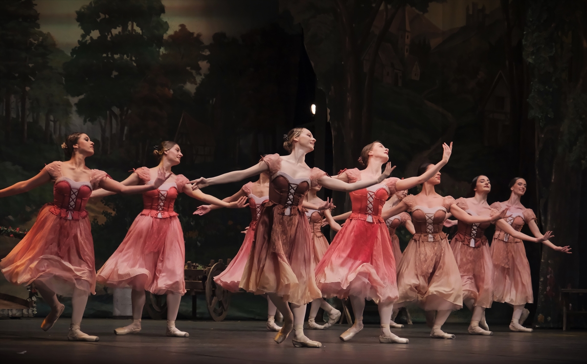 AA-20260510-41344078-41344071-MERSIN_KULTUR_YOLU_FESTIVALINDE_GISELLE_BALESI_SAHNELENDI