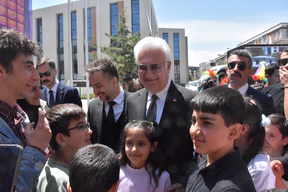 AA-20260511-41348099-41348097-VANDA_23_AKDAMAR_COCUK_VE_GENCLIK_TIYATROLARI_SENLIGI_BASLADI