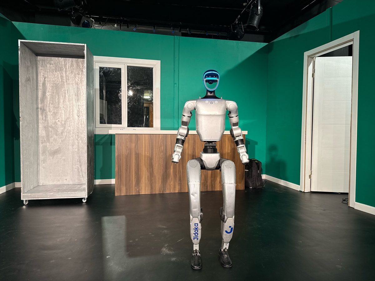 AA-20260512-41354988-41354982-YAPAY_ZEKA_DESTEKLI_INSANSI_ROBOT_ISTANBULDA_TIYATRO_SAHNESINE_CIKACAK