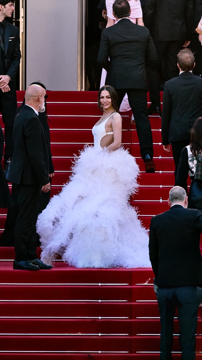 AA-20260514-41379896-41379895-DEMET_OZDEMIR_TRENDYOLMILLA_IMZALI_ELBISESIYLE_CANNES_KIRMIZI_HALISINDA_YURUDU