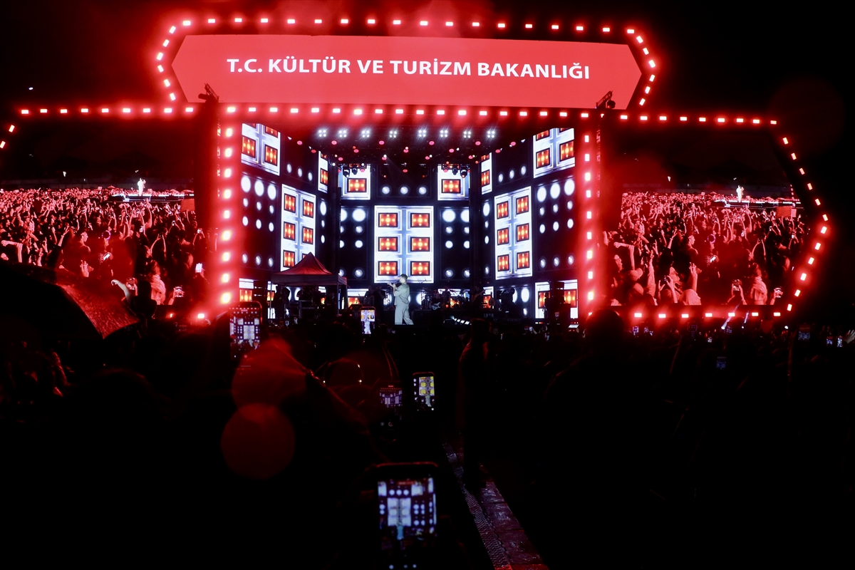 AA-20260614-41674021-41674020-TRABZON_KULTUR_YOLU_FESTIVALI_SARKICI_MURAT_BOZ_KONSERIYLE_SONA_ERDI