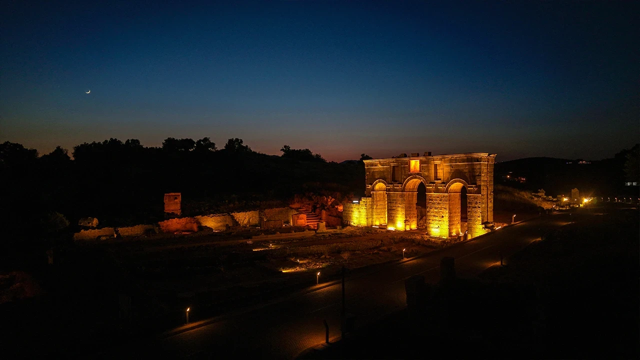 patarada-gece-muzeciligi-basladi-binlerce-yillik-tarih-isiklar-altinda-canlandi-wvbk