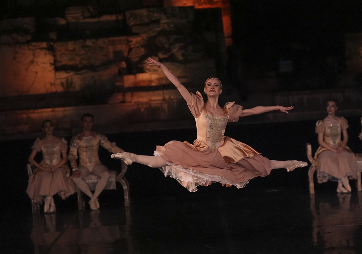 AA-20260626-41799055-41799041-9_ULUSLARARASI_EFES_OPERA_VE_BALE_FESTIVALI_KUGU_GOLU_ILE_BASLADI