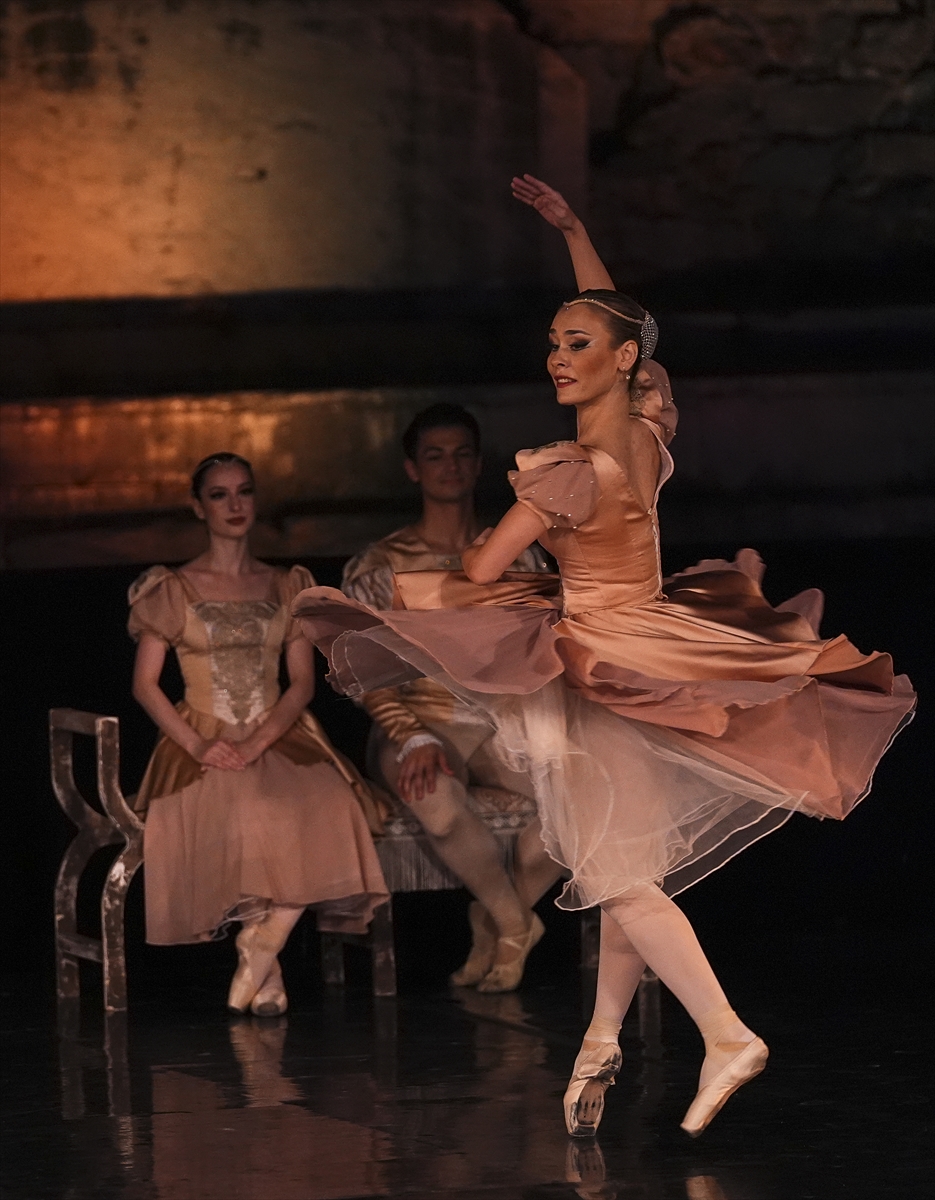 AA-20260626-41799055-41799040-9_ULUSLARARASI_EFES_OPERA_VE_BALE_FESTIVALI_KUGU_GOLU_ILE_BASLADI