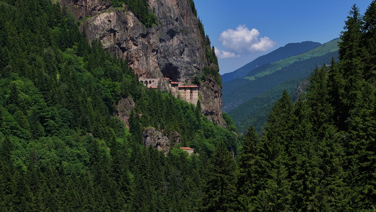 AA-20260701-41839352-41839351-SUMELA_MANASTIRI_5_YILDA_2_MILYONU_ASKIN_KISIYI_AGIRLADI