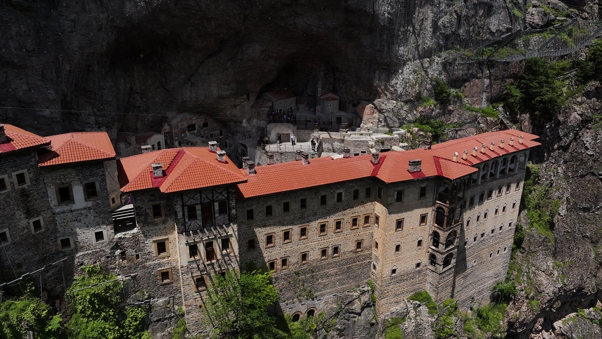 AA-20260701-41839352-41839347-SUMELA_MANASTIRI_5_YILDA_2_MILYONU_ASKIN_KISIYI_AGIRLADI