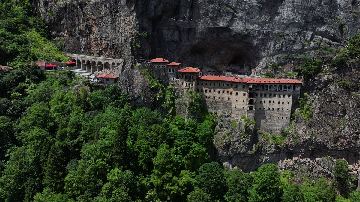 AA-20260701-41839352-41839343-SUMELA_MANASTIRI_5_YILDA_2_MILYONU_ASKIN_KISIYI_AGIRLADI