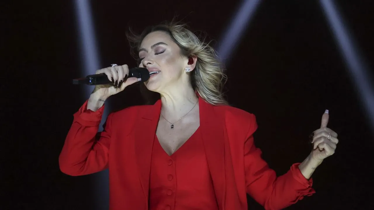 Hadise'nin yeni albümü 'H.' ön sipariş rekoru kırdı