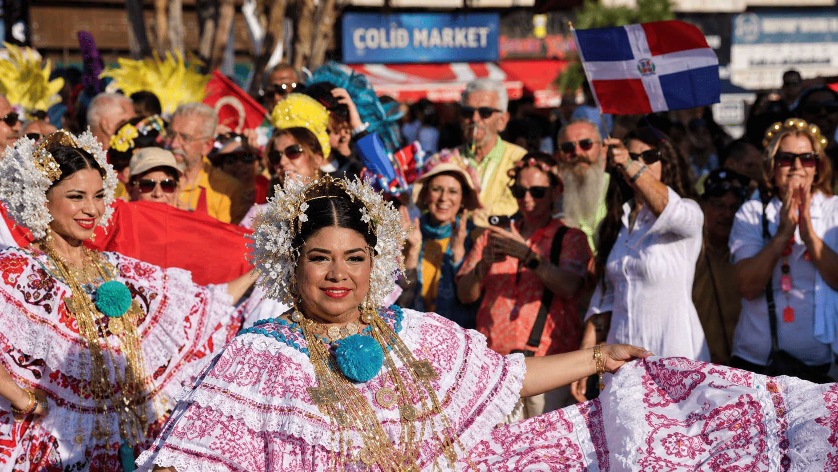 Marmaris’te Latin Fest rüzgarı turizmi hareketlendirdi