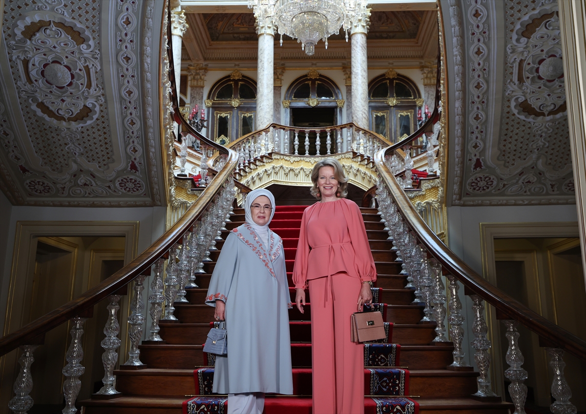 Emine Erdoğan ve Kraliçe Mathilde’den sergi ziyareti