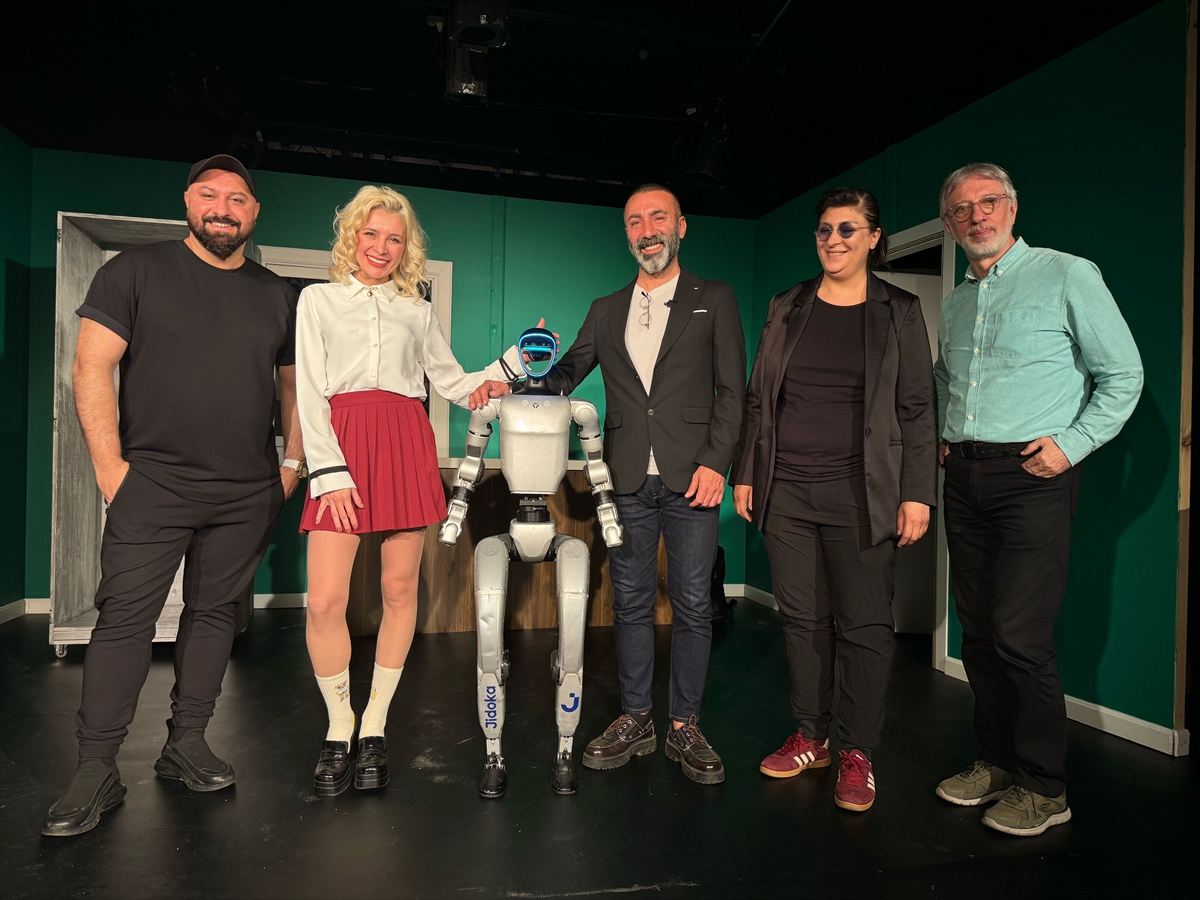Türk tiyatrosunda bir ilk: Robot oyuncu sahneye çıkacak