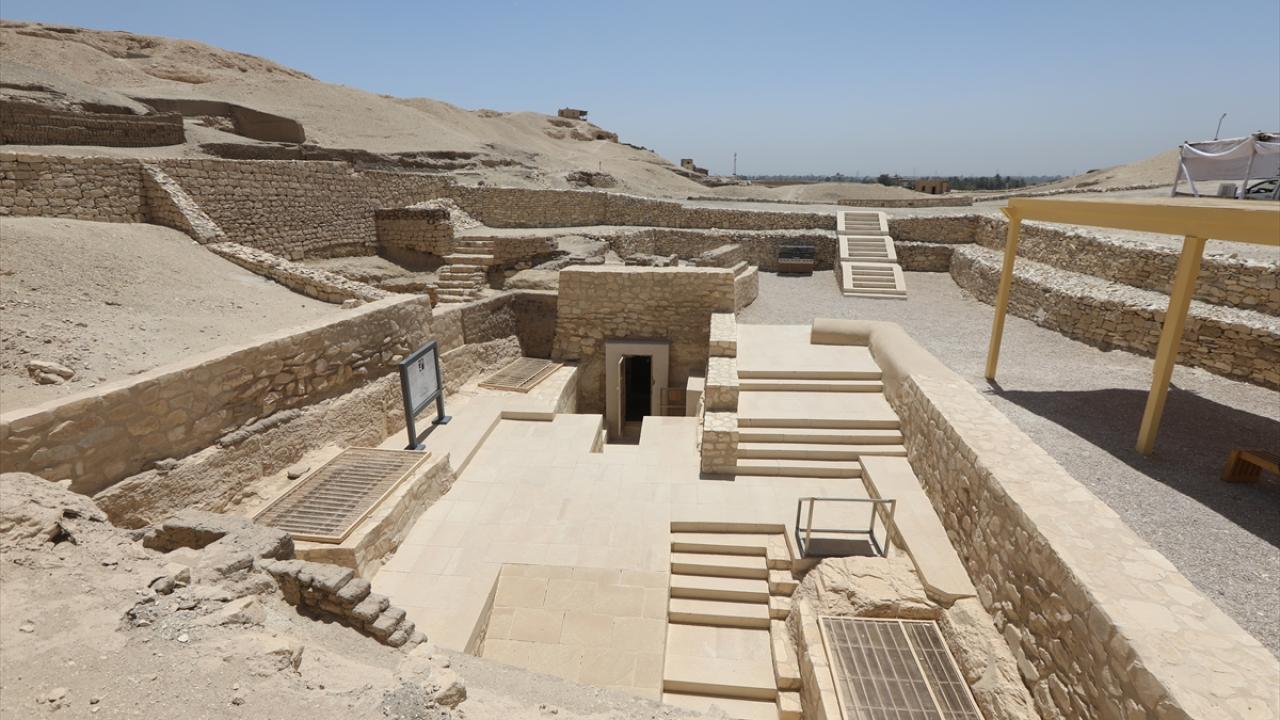 Mısır’da binlerce yıllık mezarlar turizme kazandırıldı
