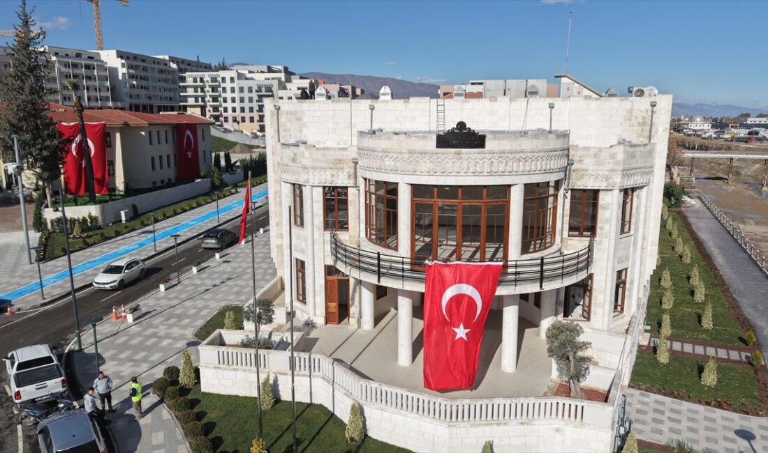 Depremin yıktığı tarihi yapı tiyatroya dönüştü