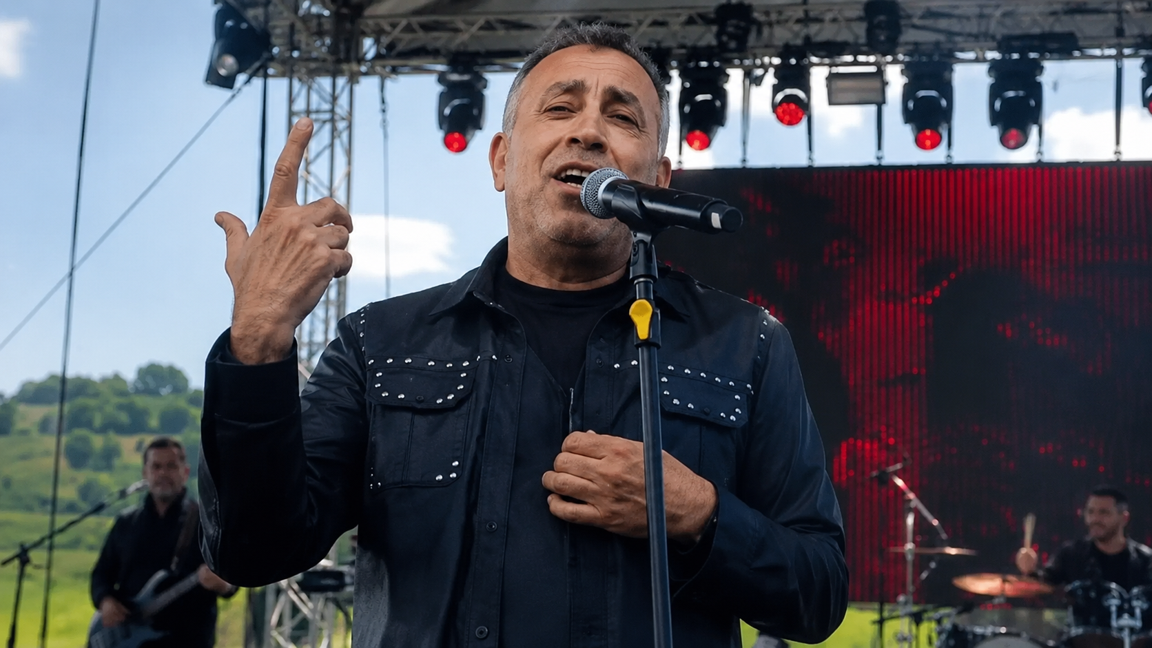 Haluk Levent sahneye çıkmıştı: Konserde korkutan anlar!