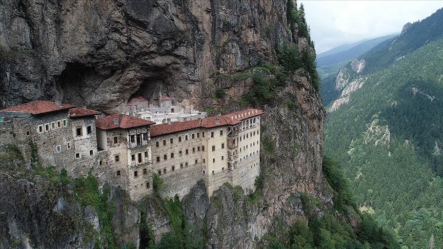 Sümela Manastırı ziyaretçilerine kapılarını yeniden açtı