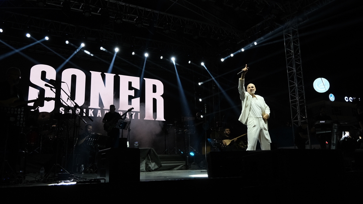 Soner Sarıkabadayı Çorum’da binlerce kişiyi coşturdu
