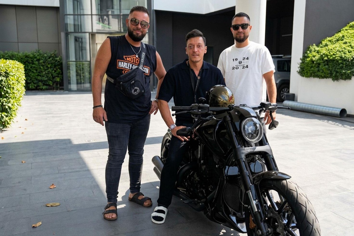 Mesut Özil özel tasarım motosikletini satıyor: İlan fiyatı açıklandı