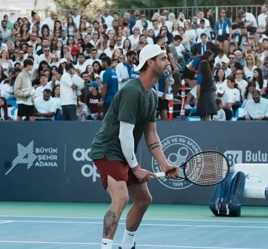 Zeynep Bastık’la evlenen Serkay Tütüncü bu kez tenis oynadı