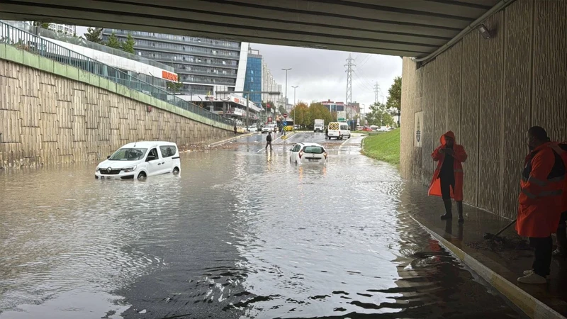 İstanbul’daki sağanak ünlüleri de vurdu! Evlerini su bastı