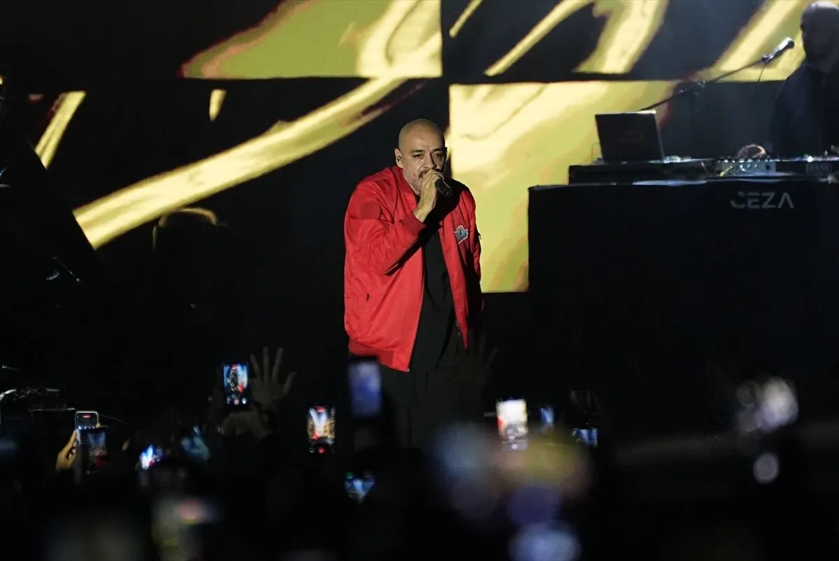 Şam posteri Ceza'yı kızdırdı! Konserde yaşananlar gündem oldu